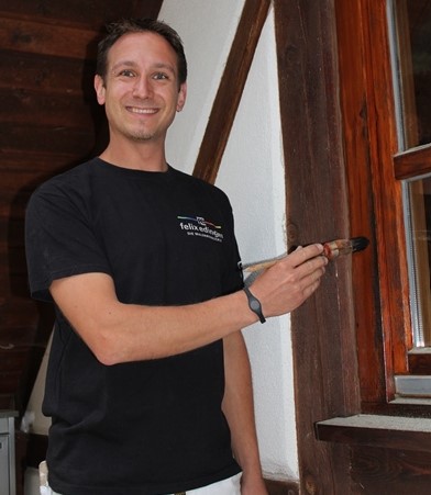 Malermeister Felix Edinger mit Pinsel in einem Altbau