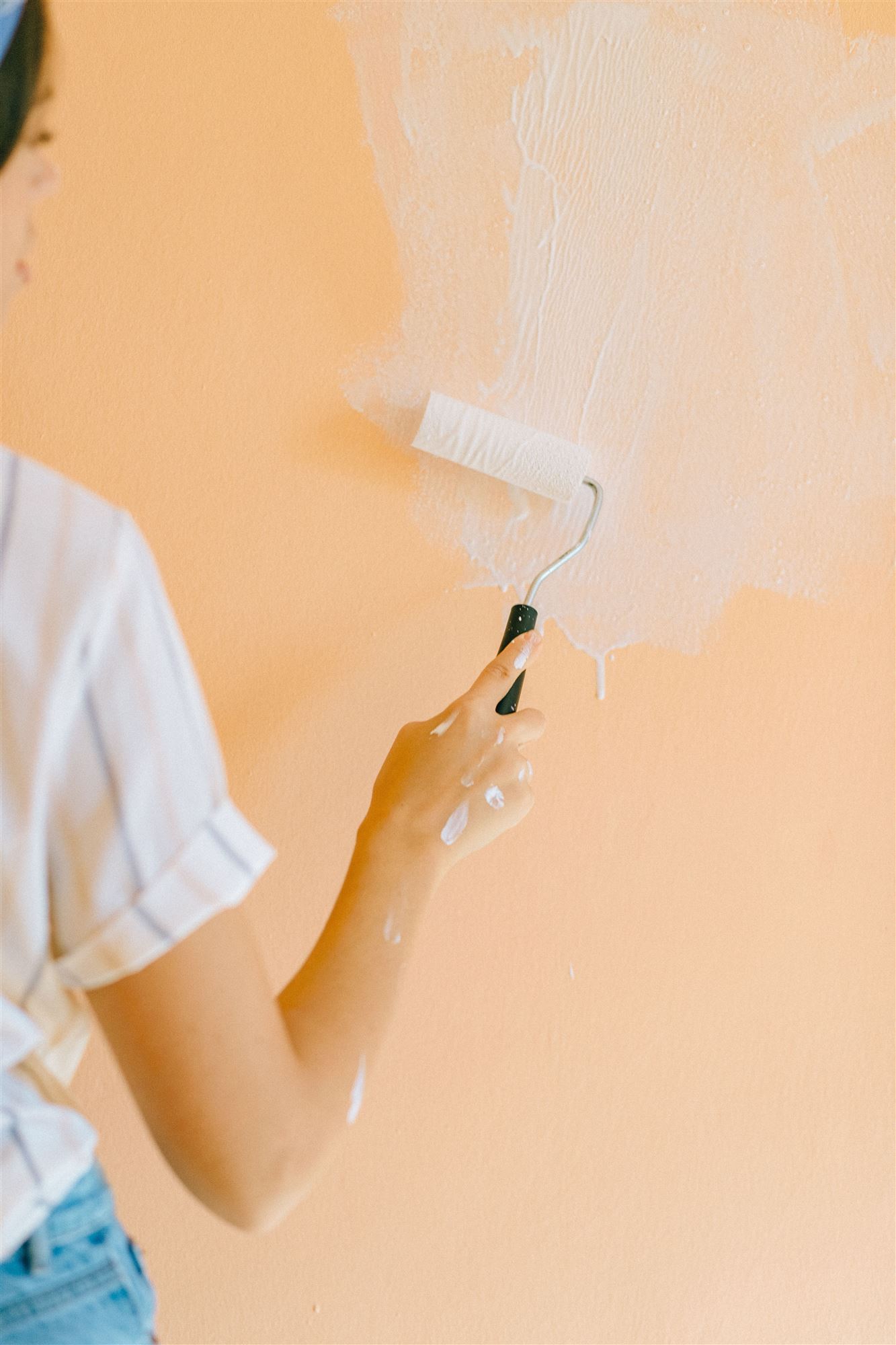 Wand wird in warmem Orange gestrichen